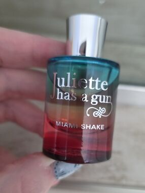 Juliette Has a Gun Miami Shake Body Oil – Blue & Red Gradient